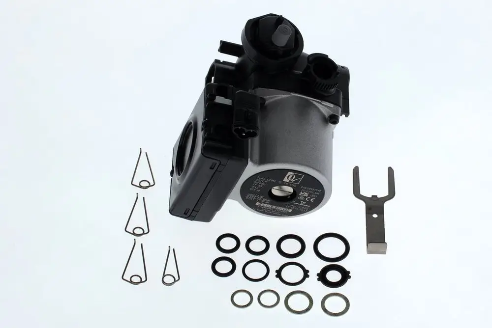 Bosch Pumpe mit mehreren O-Ringen, Halterungen und einem speziellen Werkzeug. Alle Teile auf hellem Hintergrund angeordnet.